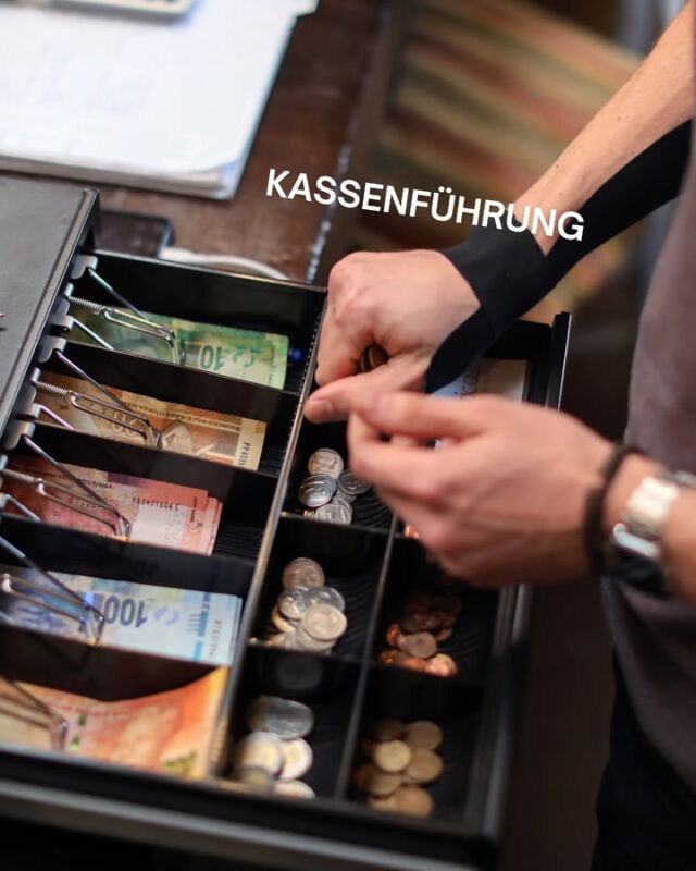 Digitale Kassenführung: Darauf musst du achten ⬇️

Digitale Kassensysteme sind heute Standard. Doch damit bei einer Betriebsprüfung alles glatt läuft, müssen einige wichtige Grundsätze beachtet werden. Die sogenannte GoBD (Grundsätze zur ordnungsmäßigen Führung und Aufbewahrung von Büchern, Aufzeichnungen und Unterlagen in elektronischer Form sowie zum Datenzugriff) gibt hier klare Regeln vor.

Worauf es ankommt:
1️⃣ Unveränderbarkeit: 
Jeder einzelne Geschäftsvorfall muss manipulationssicher aufgezeichnet werden. Stornierungen und Änderungen müssen nachvollziehbar protokolliert werden.
2️⃣ Vollständigkeit:
Alle Einnahmen und Ausgaben müssen lückenlos erfasst werden.
3️⃣ Aufbewahrung:
Die digitalen Daten müssen für die Dauer der gesetzlichen Aufbewahrungsfristen (in der Regel 10 Jahre) jederzeit lesbar und maschinell auswertbar sein.
4️⃣ Verfahrensdokumentation:
Du musst eine Beschreibung deines Kassensystems und der Abläufe vorhalten.

Ein Verstoß gegen diese Grundsätze kann bei einer Prüfung teuer werden. Wir helfen dir dabei, dein Kassensystem rechtssicher aufzusetzen und deine Prozesse GoBD-konform zu gestalten.

Sichere dich ab und lass deine Kassenführung von uns prüfen!

🌐 bernhart-stb.at
📞 +43 1 4073383
📩 office@bernhart-stb.at

#steuerberatungbernhart #kassenführung #gobd #betriebsprüfung #digitalisierung #einzelhandel